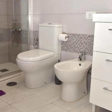 With Large Terrace In Summerland *